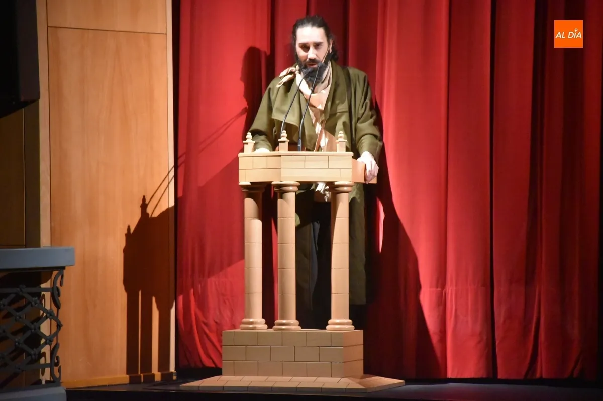 Foto 10 - Los alumnos del Taller de Teatro Intergeneracional encandilan con una docena de variados mon&oacute;logos