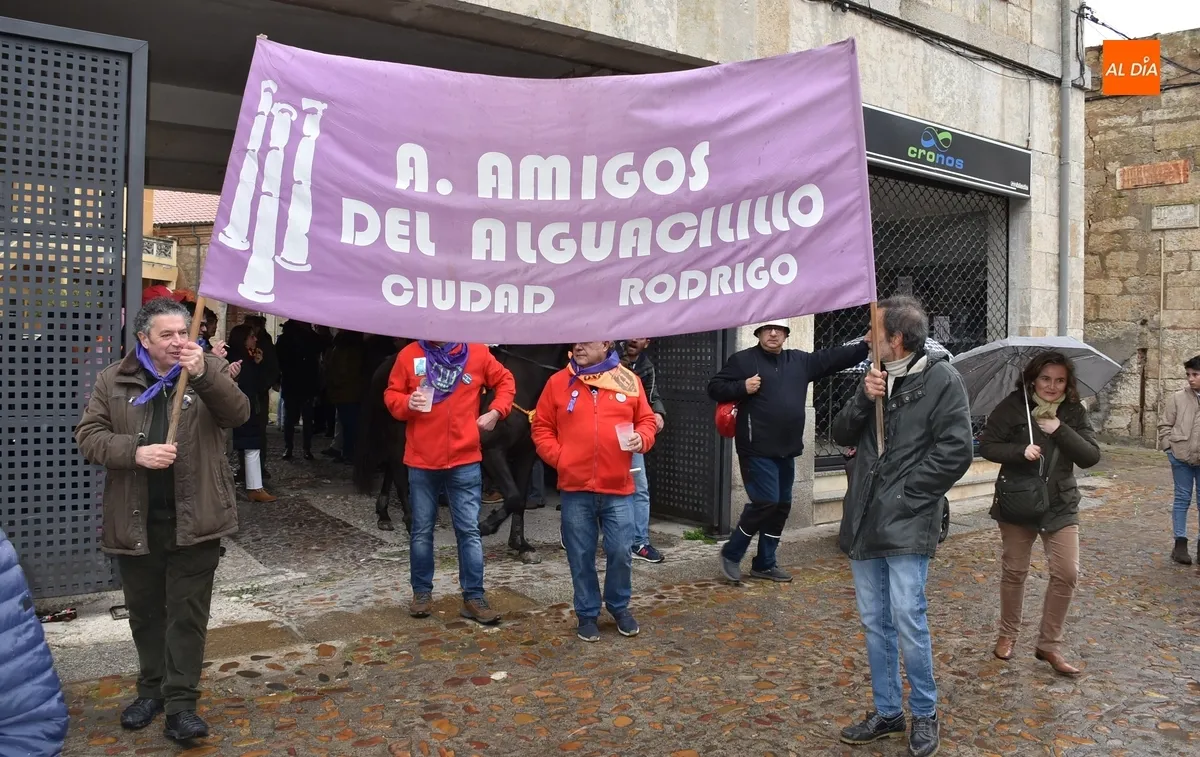 Foto 9 - Los Amigos del Alguacilillo recuerdan a Jos&eacute; Antonio M&aacute;rquez en su vitoreado pasacalles