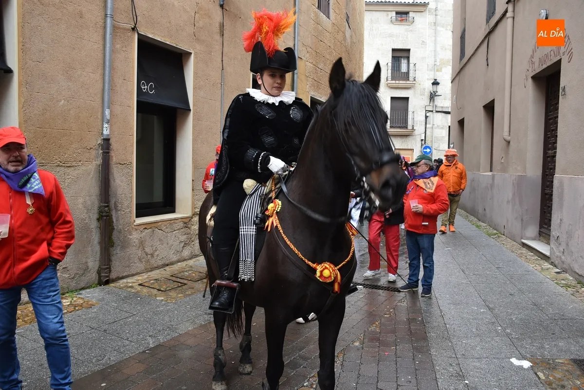 Foto 10 - Los Amigos del Alguacilillo recuerdan a Jos&eacute; Antonio M&aacute;rquez en su vitoreado pasacalles