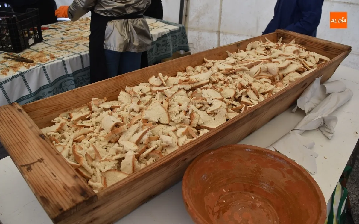 Foto 10 - Ciudad Rodrigo monta su &lsquo;altar&rsquo; c&aacute;rnico en una lluviosa ma&ntilde;ana con m&aacute;s p&uacute;blico del esperado