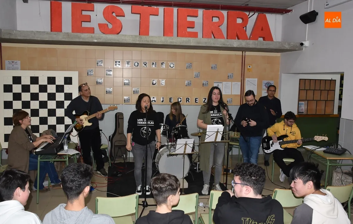 Foto 2 - Alumnos del IES Tierra se dan un banquete grecorromano tras un concierto de sus profesores