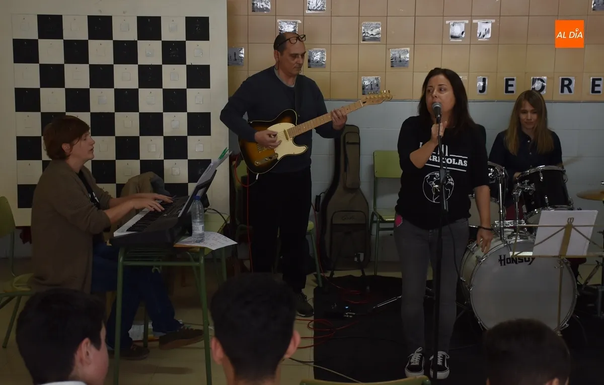 Foto 3 - Alumnos del IES Tierra se dan un banquete grecorromano tras un concierto de sus profesores