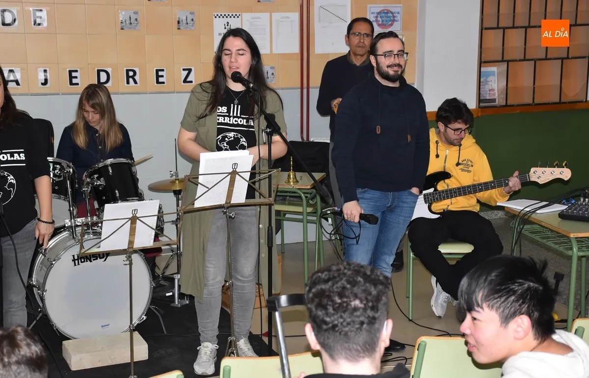 Foto 4 - Alumnos del IES Tierra se dan un banquete grecorromano tras un concierto de sus profesores