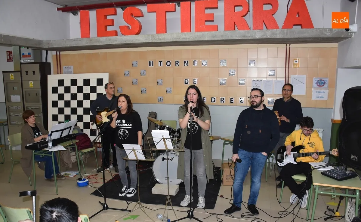 Foto 5 - Alumnos del IES Tierra se dan un banquete grecorromano tras un concierto de sus profesores