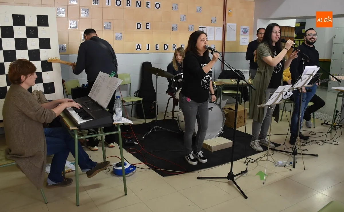 Foto 6 - Alumnos del IES Tierra se dan un banquete grecorromano tras un concierto de sus profesores
