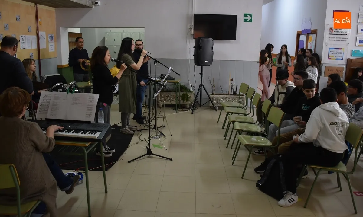 Foto 7 - Alumnos del IES Tierra se dan un banquete grecorromano tras un concierto de sus profesores