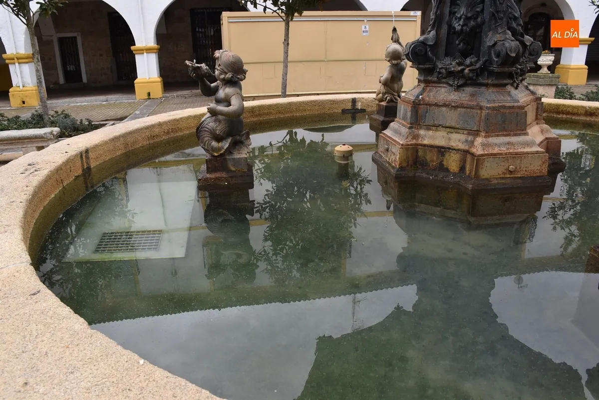 Foto 7 - Operarios de Jardines limpian las fuentes municipales tras el paso del Carnaval