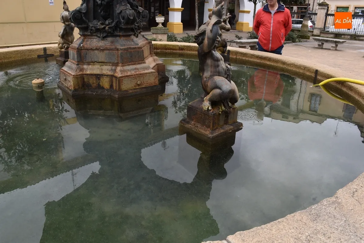 Foto 8 - Operarios de Jardines limpian las fuentes municipales tras el paso del Carnaval