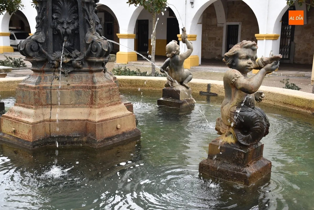 Foto 10 - Operarios de Jardines limpian las fuentes municipales tras el paso del Carnaval