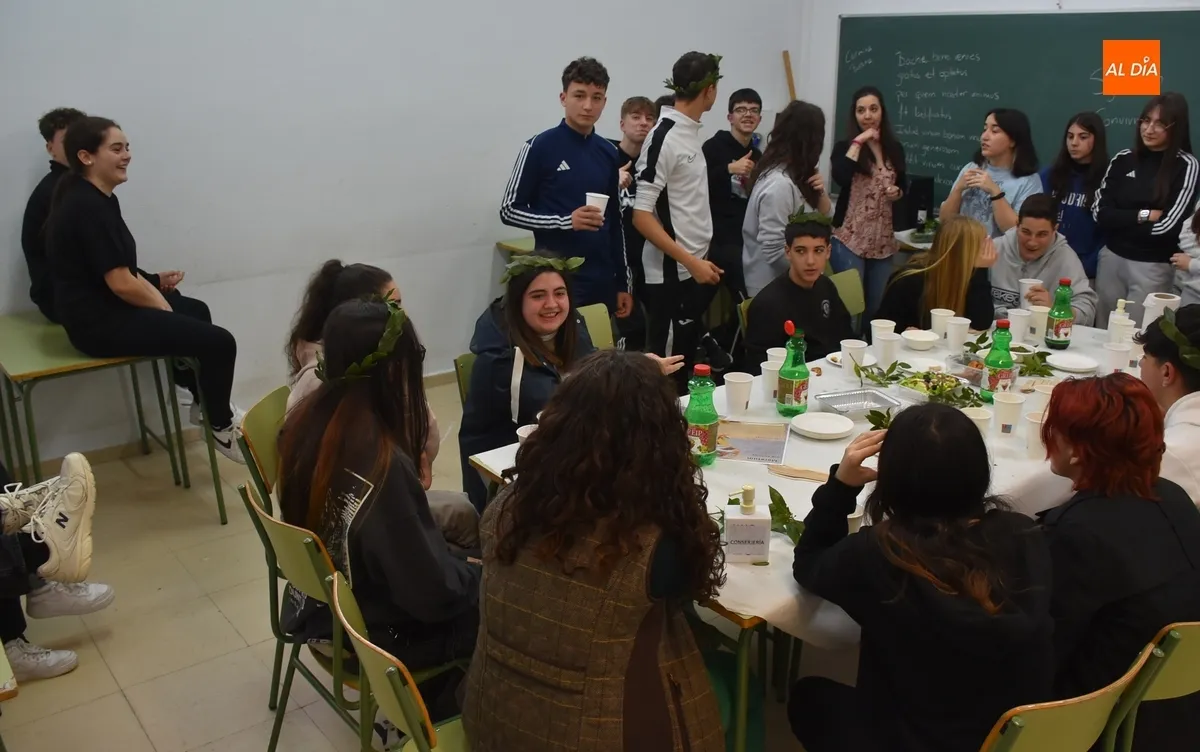 Foto 9 - Alumnos del IES Tierra se dan un banquete grecorromano tras un concierto de sus profesores
