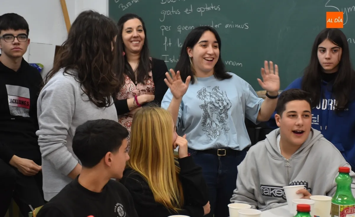 Foto 10 - Alumnos del IES Tierra se dan un banquete grecorromano tras un concierto de sus profesores