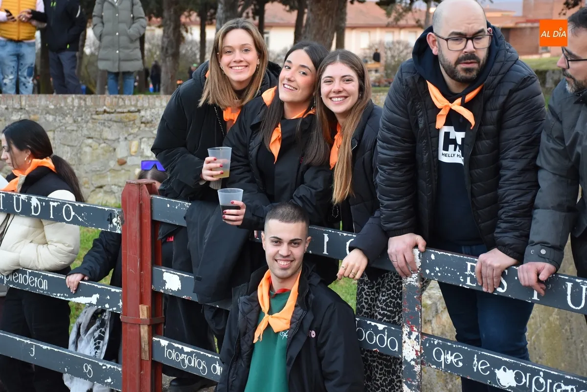 Foto 3 - Un enorme gorila recorre las calles, en las que hubo hasta manteos de cumplea&ntilde;os