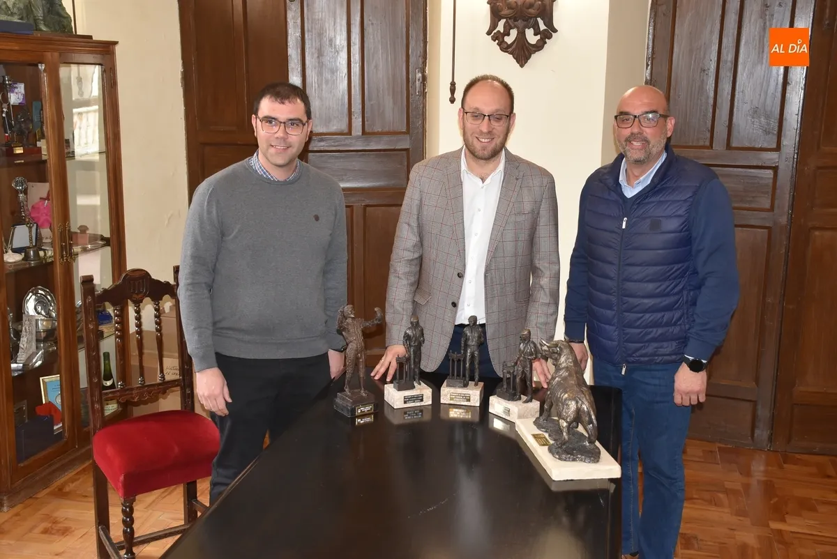 Foto 3 - El mirobrigense Sergio Alonso crea parte de los trofeos de los nuevos Premios Carnaval del Toro