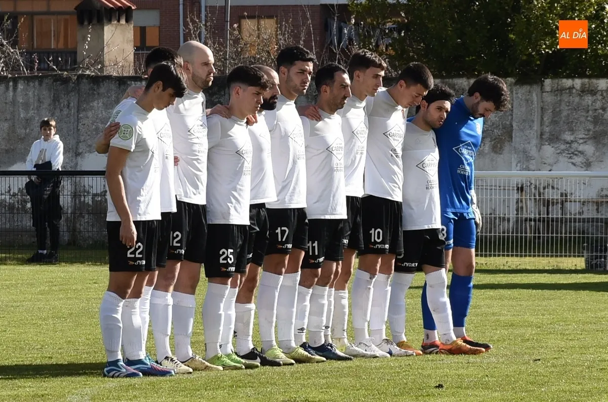 Foto 4 - Debacle del Ciudad Rodrigo ante un rival directo, el Almaz&aacute;n, que deja de serlo
