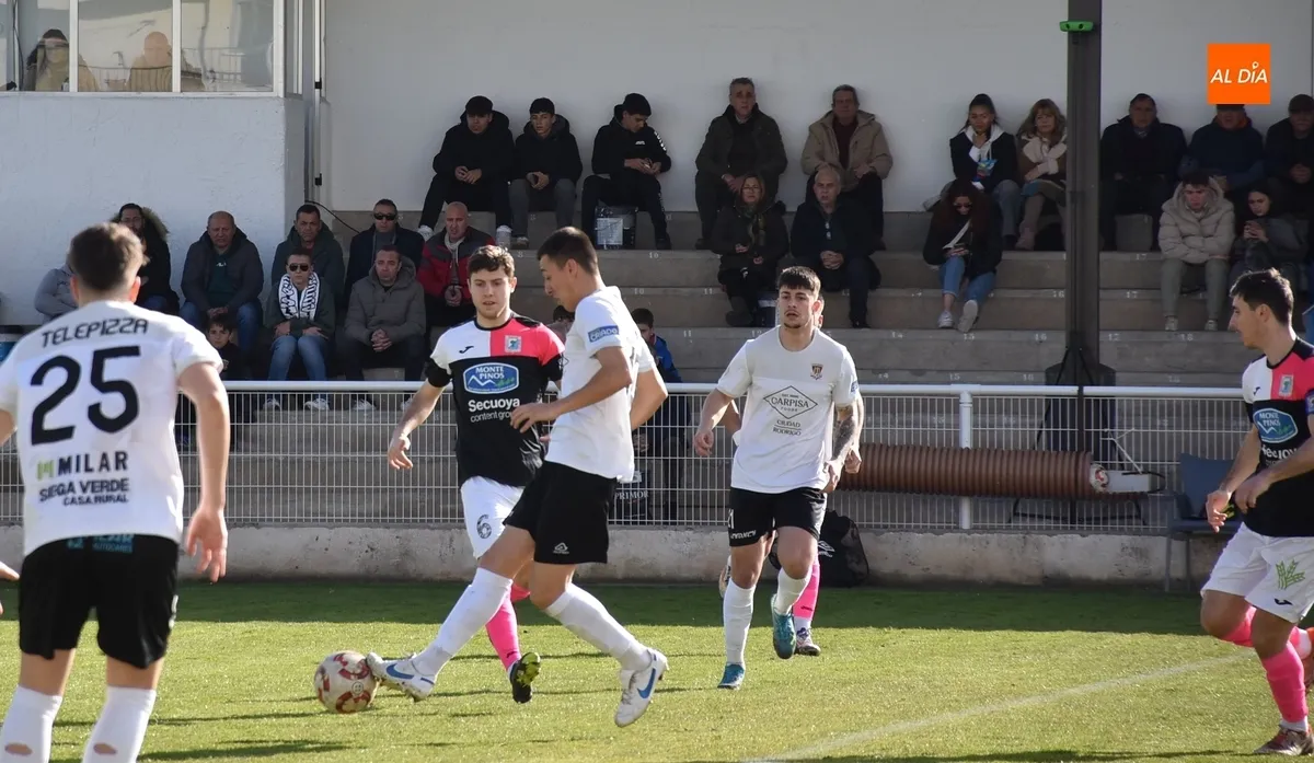Foto 5 - Debacle del Ciudad Rodrigo ante un rival directo, el Almaz&aacute;n, que deja de serlo
