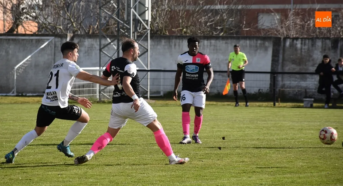 Foto 6 - Debacle del Ciudad Rodrigo ante un rival directo, el Almaz&aacute;n, que deja de serlo