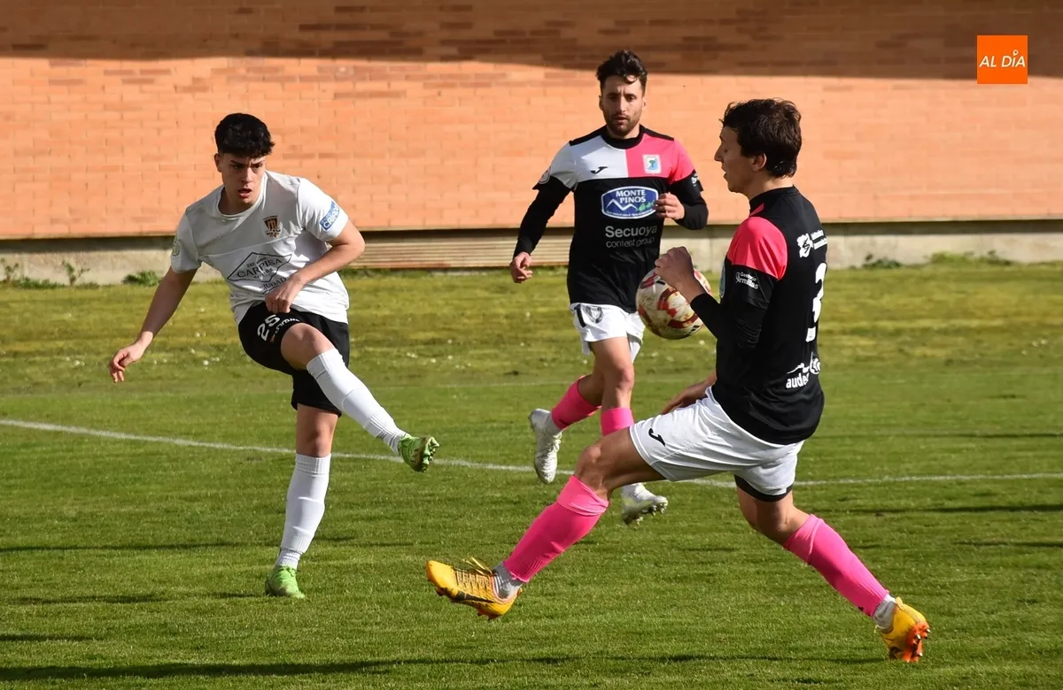 Foto 7 - Debacle del Ciudad Rodrigo ante un rival directo, el Almaz&aacute;n, que deja de serlo