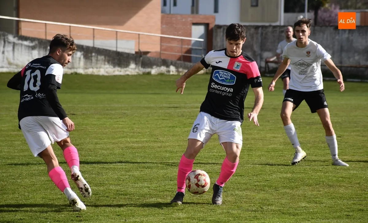 Foto 8 - Debacle del Ciudad Rodrigo ante un rival directo, el Almaz&aacute;n, que deja de serlo