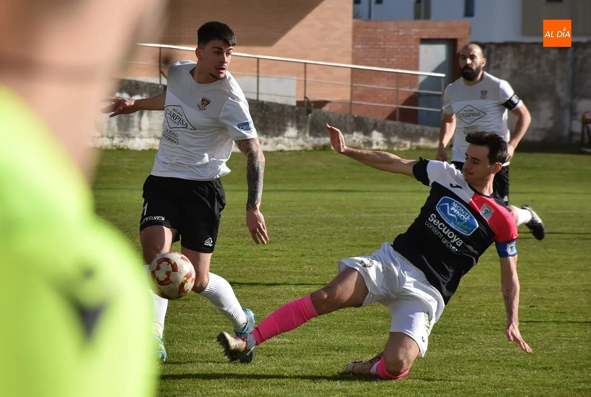 Foto 9 - Debacle del Ciudad Rodrigo ante un rival directo, el Almaz&aacute;n, que deja de serlo