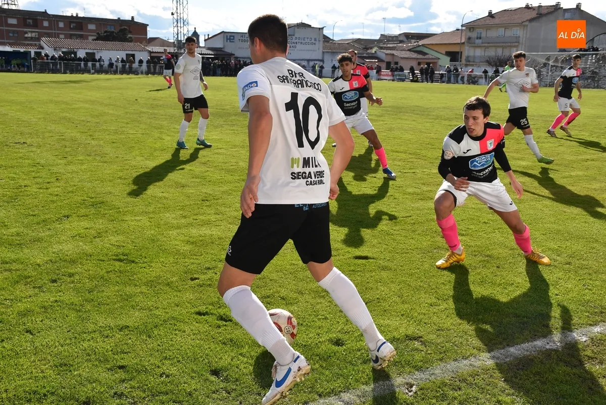 Foto 10 - Debacle del Ciudad Rodrigo ante un rival directo, el Almaz&aacute;n, que deja de serlo