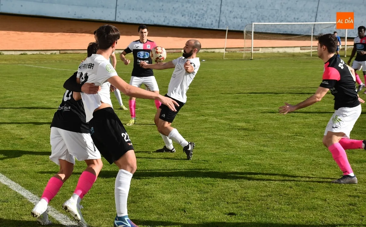 Foto 11 - Debacle del Ciudad Rodrigo ante un rival directo, el Almaz&aacute;n, que deja de serlo