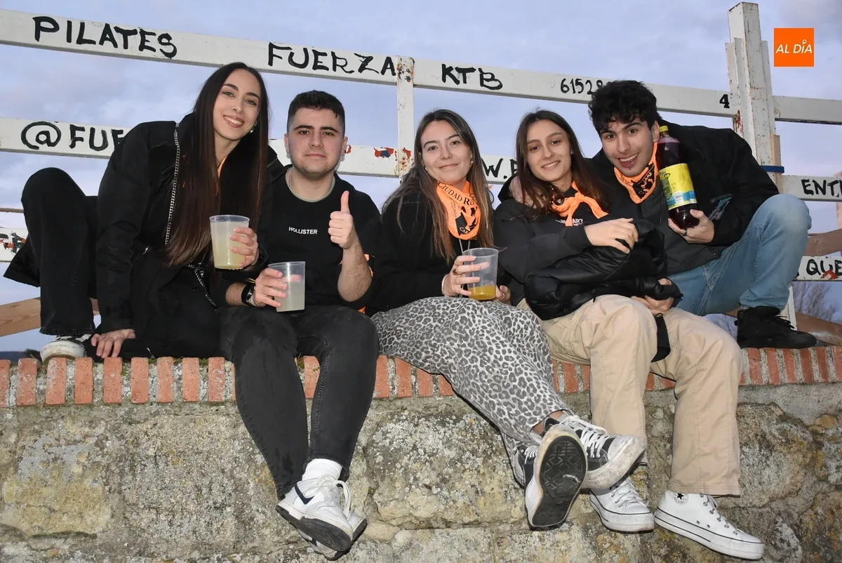 Foto 4 - Un enorme gorila recorre las calles, en las que hubo hasta manteos de cumplea&ntilde;os