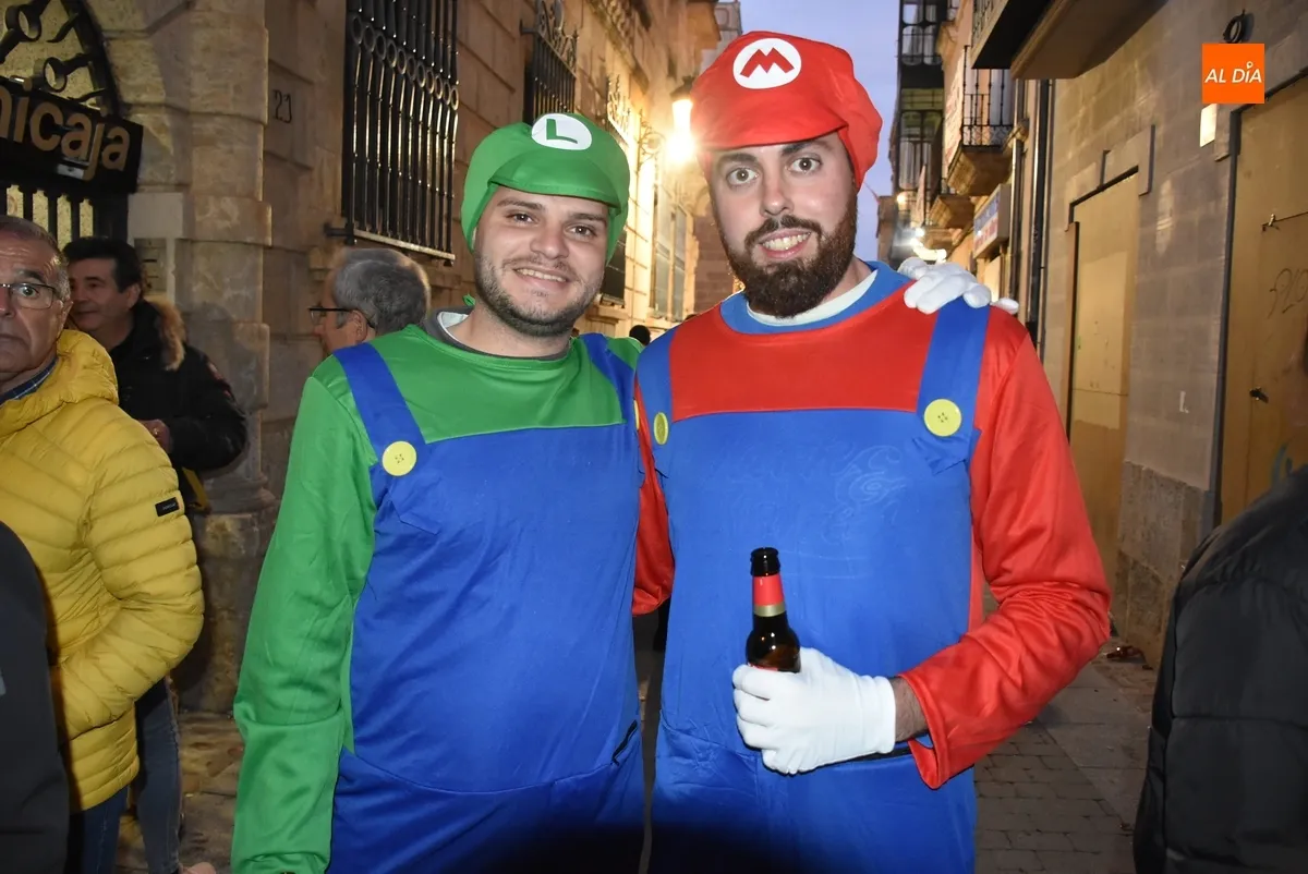 Foto 5 - Un enorme gorila recorre las calles, en las que hubo hasta manteos de cumplea&ntilde;os