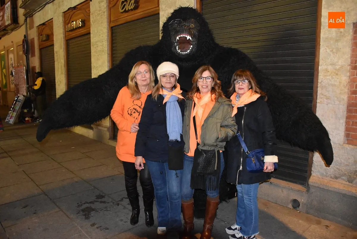 Foto 6 - Un enorme gorila recorre las calles, en las que hubo hasta manteos de cumplea&ntilde;os