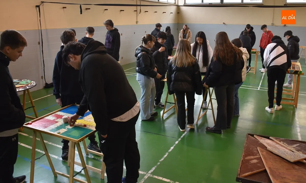 Foto 7 - El IES Tierra cierra con juegos de madera gigantes y un Flea Market sus Jornadas Culturales