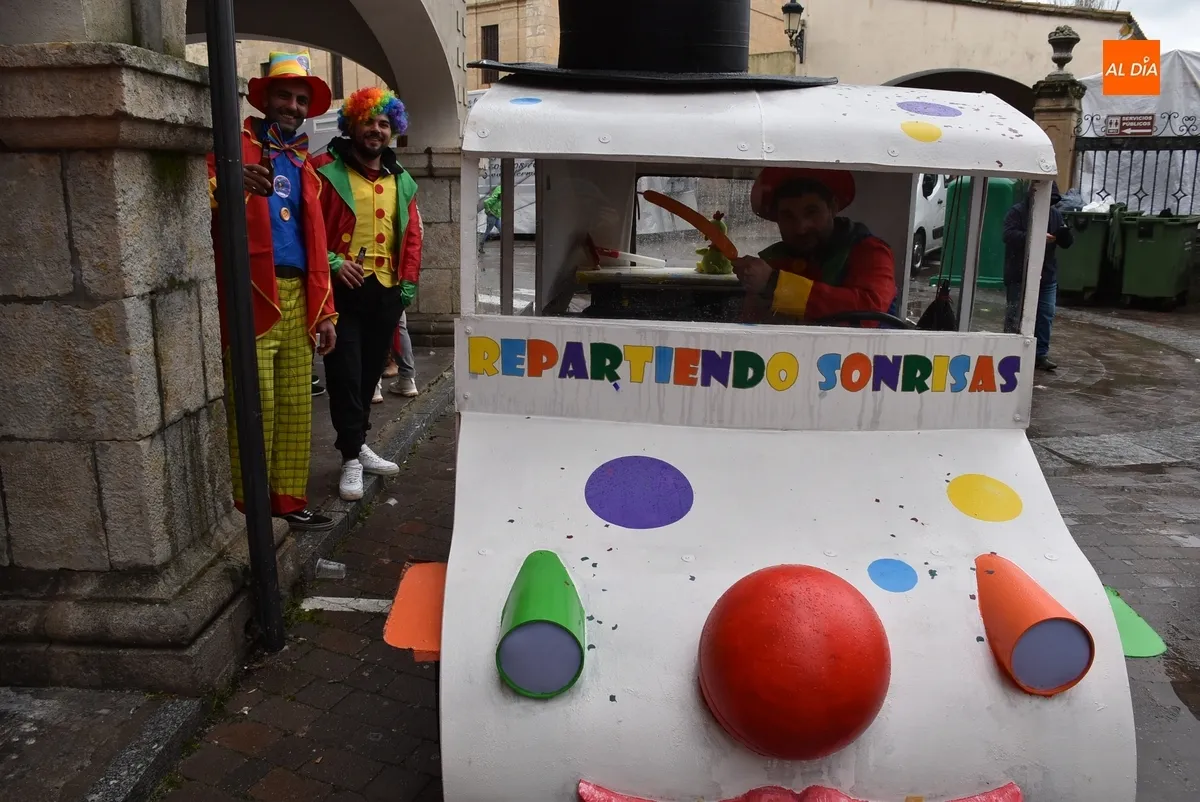 Foto 10 - La lluvia obliga a pasar a cubierto buena parte del Lunes de Carnaval