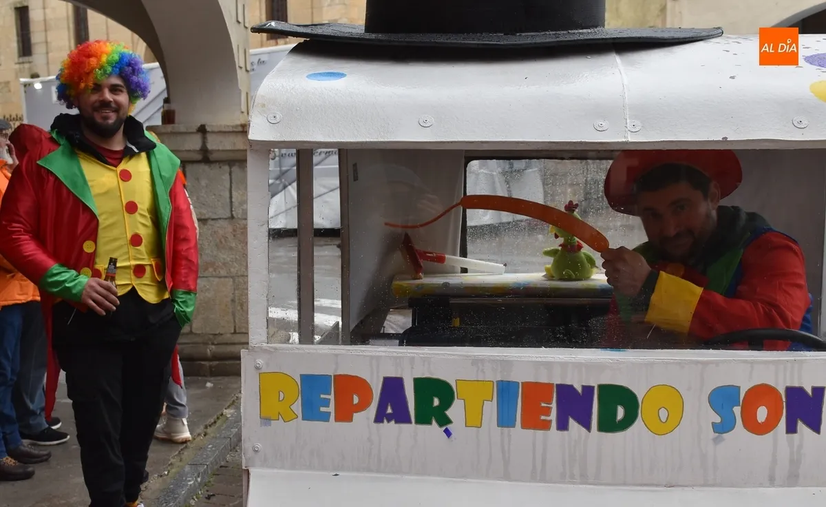 Foto 11 - La lluvia obliga a pasar a cubierto buena parte del Lunes de Carnaval