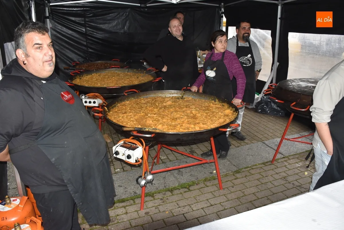 Foto 2 - Las Pe&ntilde;as de la Plazuela reparten 500 raciones de patatas men&eacute;as