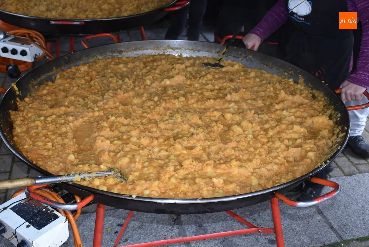 Foto 3 - Las Pe&ntilde;as de la Plazuela reparten 500 raciones de patatas men&eacute;as