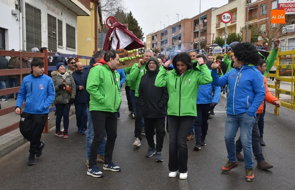 Foto 2 - La Pol&eacute;mika y La Gresca procesionan a San Pedr&iacute;n con un nuevo look