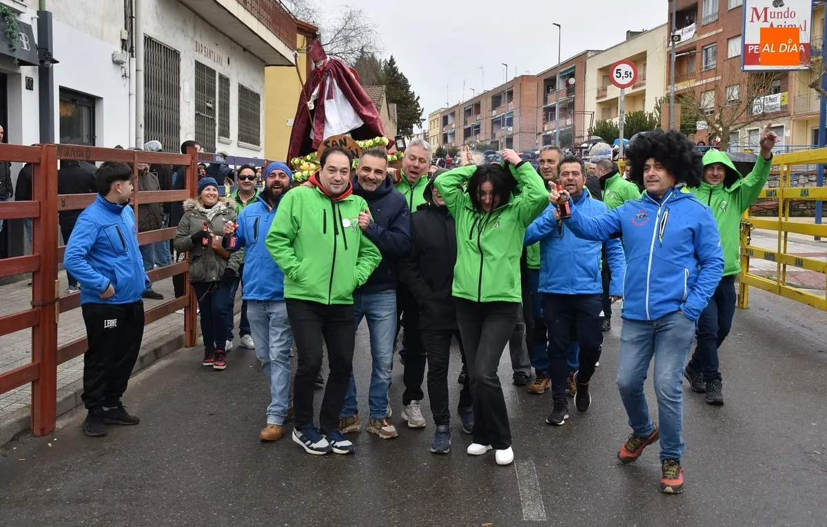 Foto 3 - La Pol&eacute;mika y La Gresca procesionan a San Pedr&iacute;n con un nuevo look