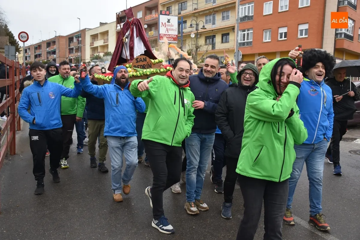 Foto 4 - La Pol&eacute;mika y La Gresca procesionan a San Pedr&iacute;n con un nuevo look