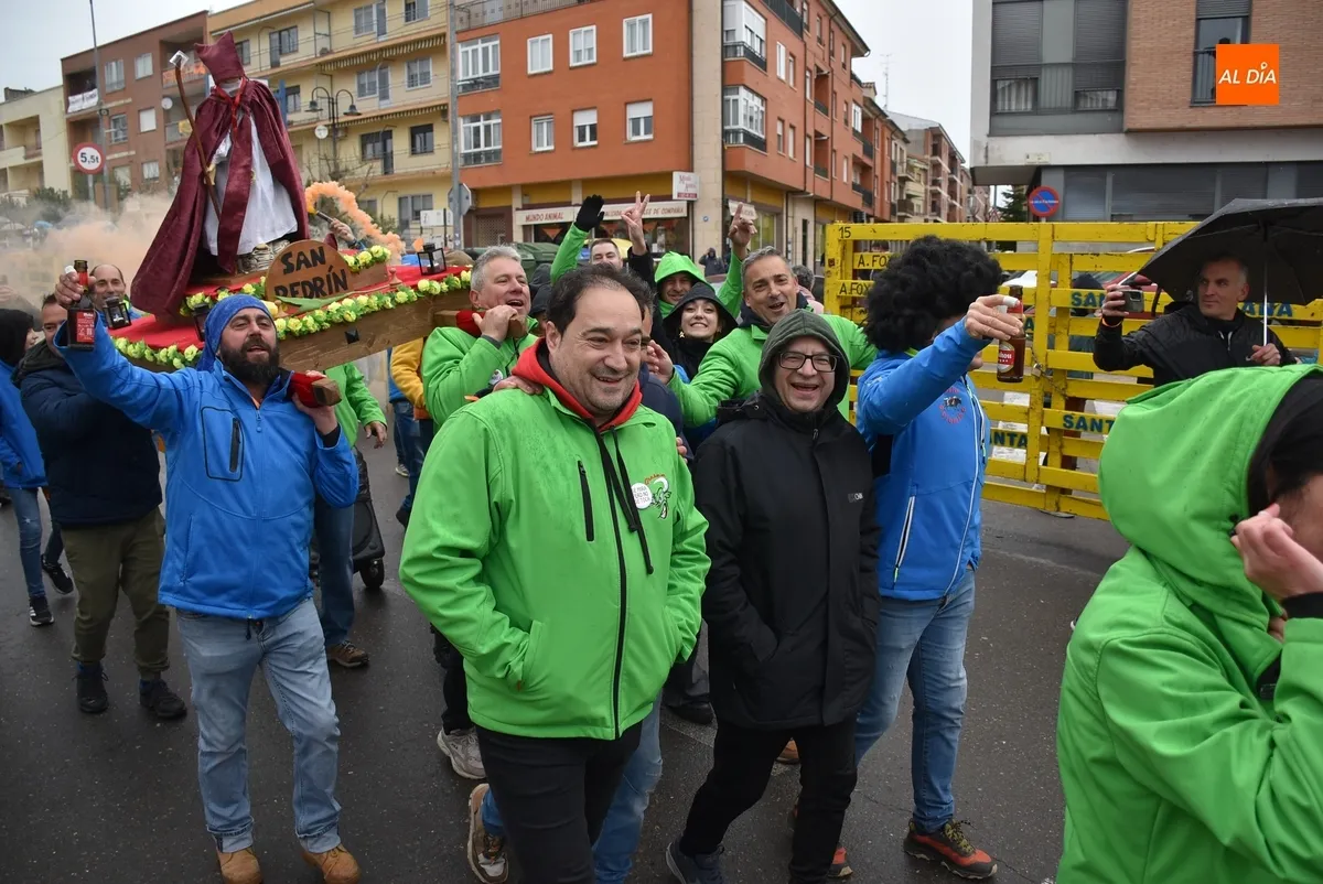 Foto 5 - La Pol&eacute;mika y La Gresca procesionan a San Pedr&iacute;n con un nuevo look