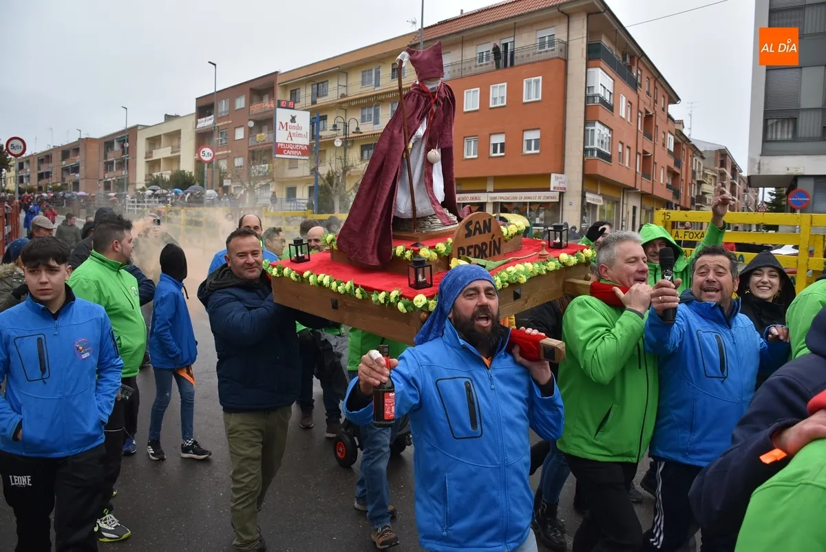 Foto 6 - La Pol&eacute;mika y La Gresca procesionan a San Pedr&iacute;n con un nuevo look