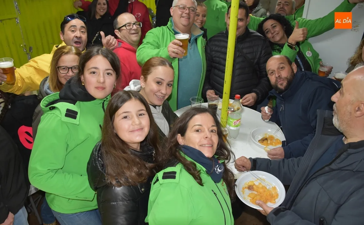 Foto 4 - Las Pe&ntilde;as de la Plazuela reparten 500 raciones de patatas men&eacute;as