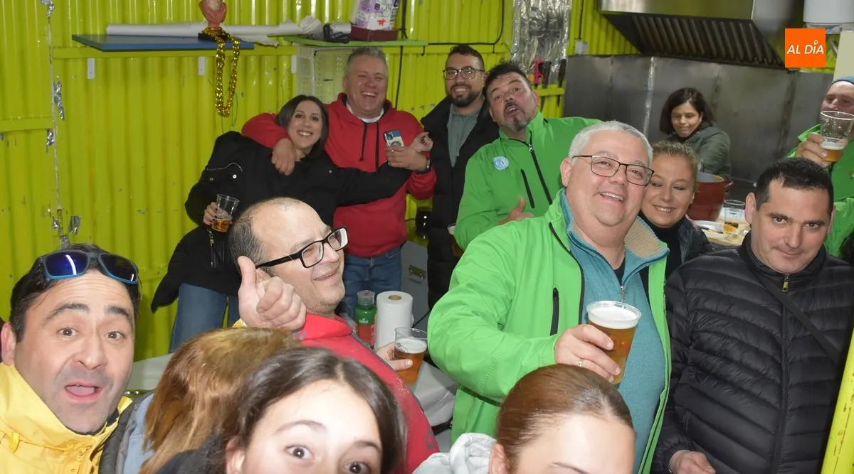 Foto 5 - Las Pe&ntilde;as de la Plazuela reparten 500 raciones de patatas men&eacute;as