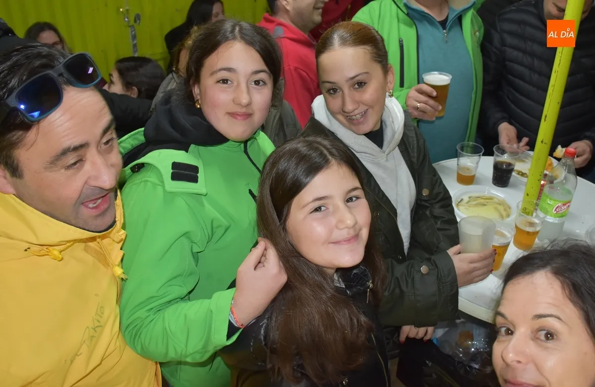 Foto 7 - Las Pe&ntilde;as de la Plazuela reparten 500 raciones de patatas men&eacute;as