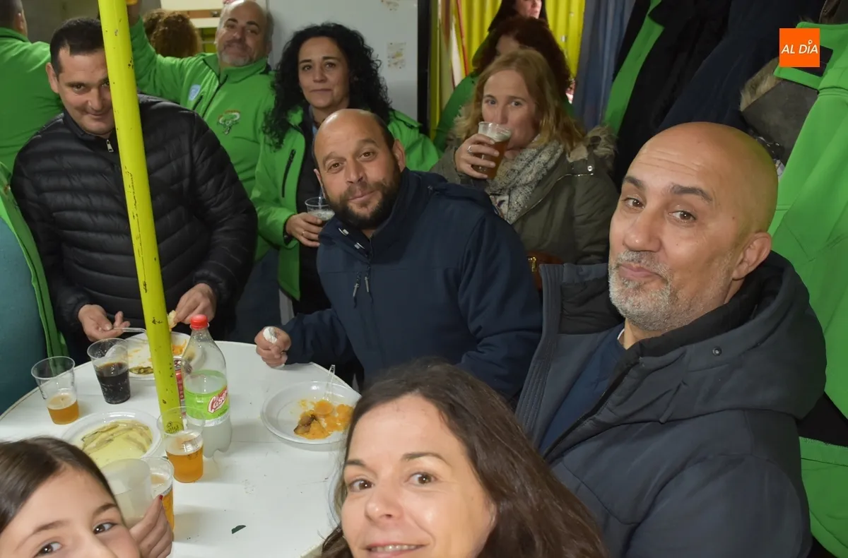 Foto 8 - Las Pe&ntilde;as de la Plazuela reparten 500 raciones de patatas men&eacute;as