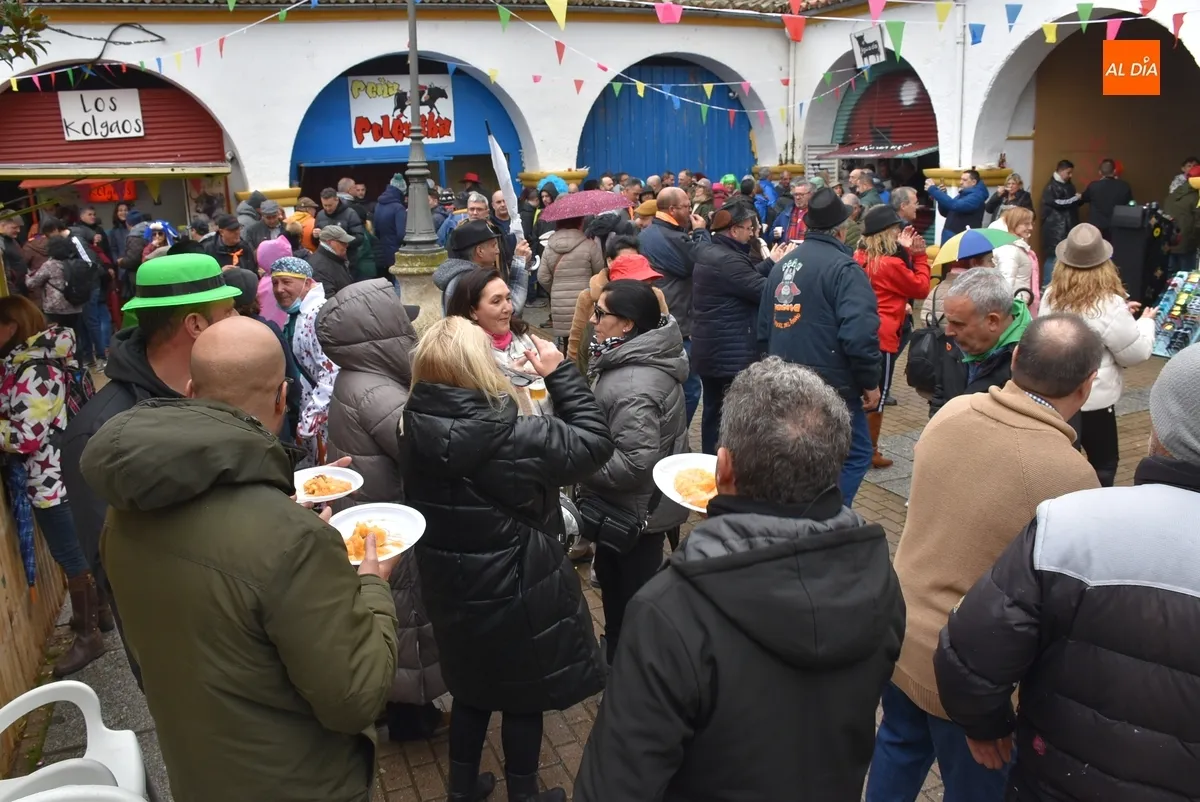 Foto 9 - Las Pe&ntilde;as de la Plazuela reparten 500 raciones de patatas men&eacute;as