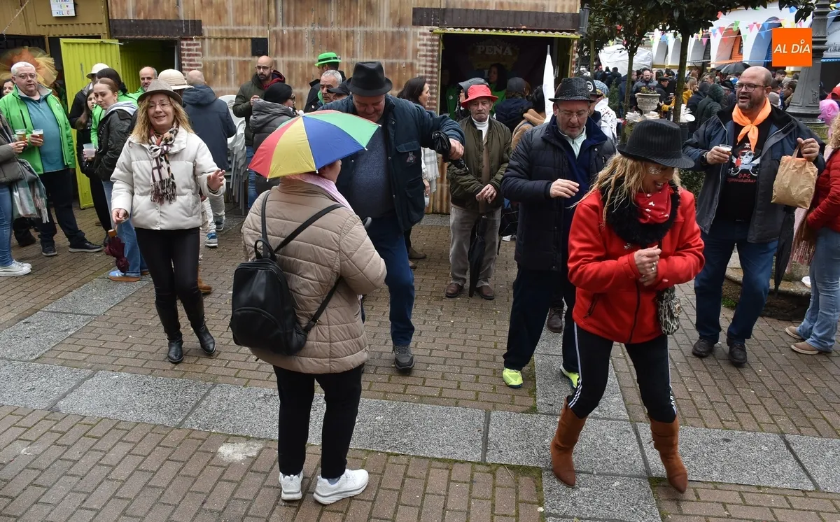 Foto 10 - Las Pe&ntilde;as de la Plazuela reparten 500 raciones de patatas men&eacute;as