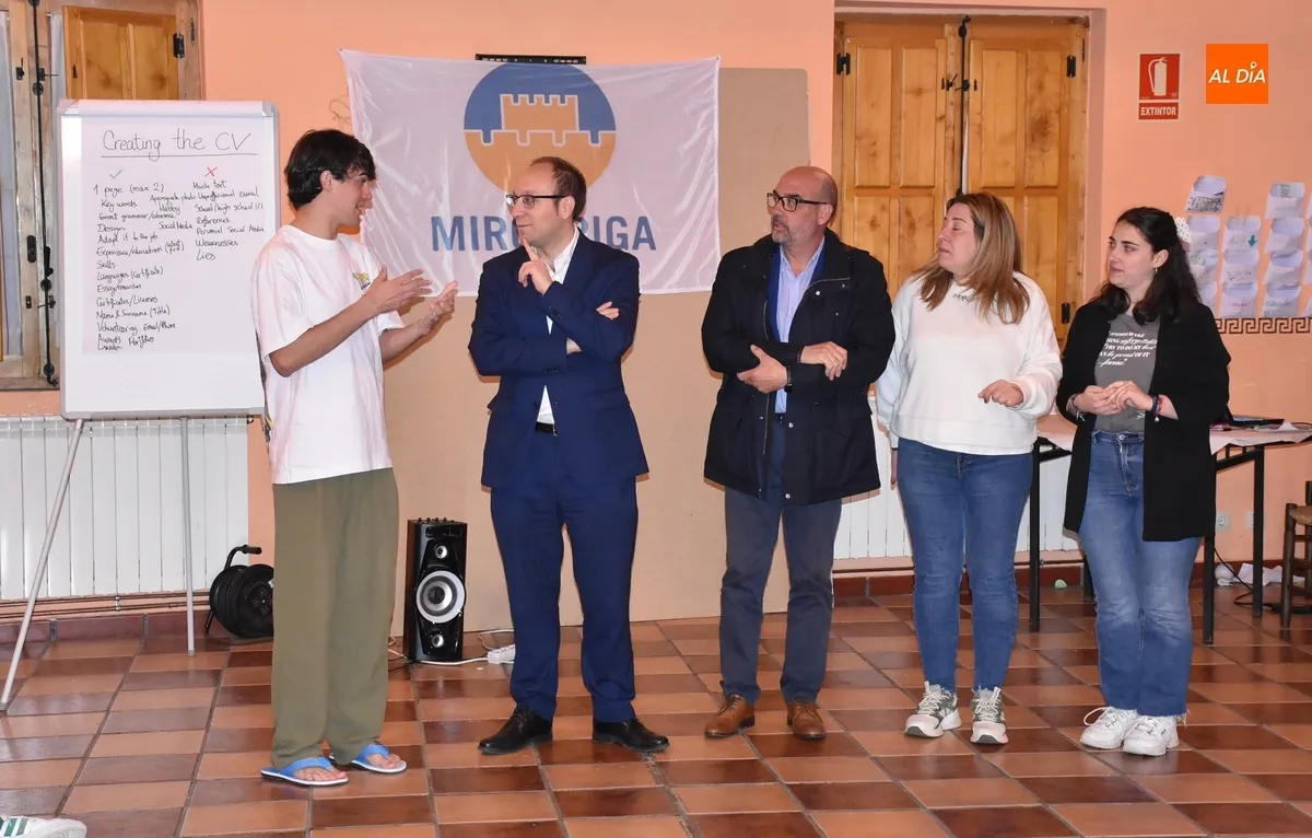 Foto 2 - Los j&oacute;venes participantes en el intercambio europeo reciben la visita del Equipo de Gobierno