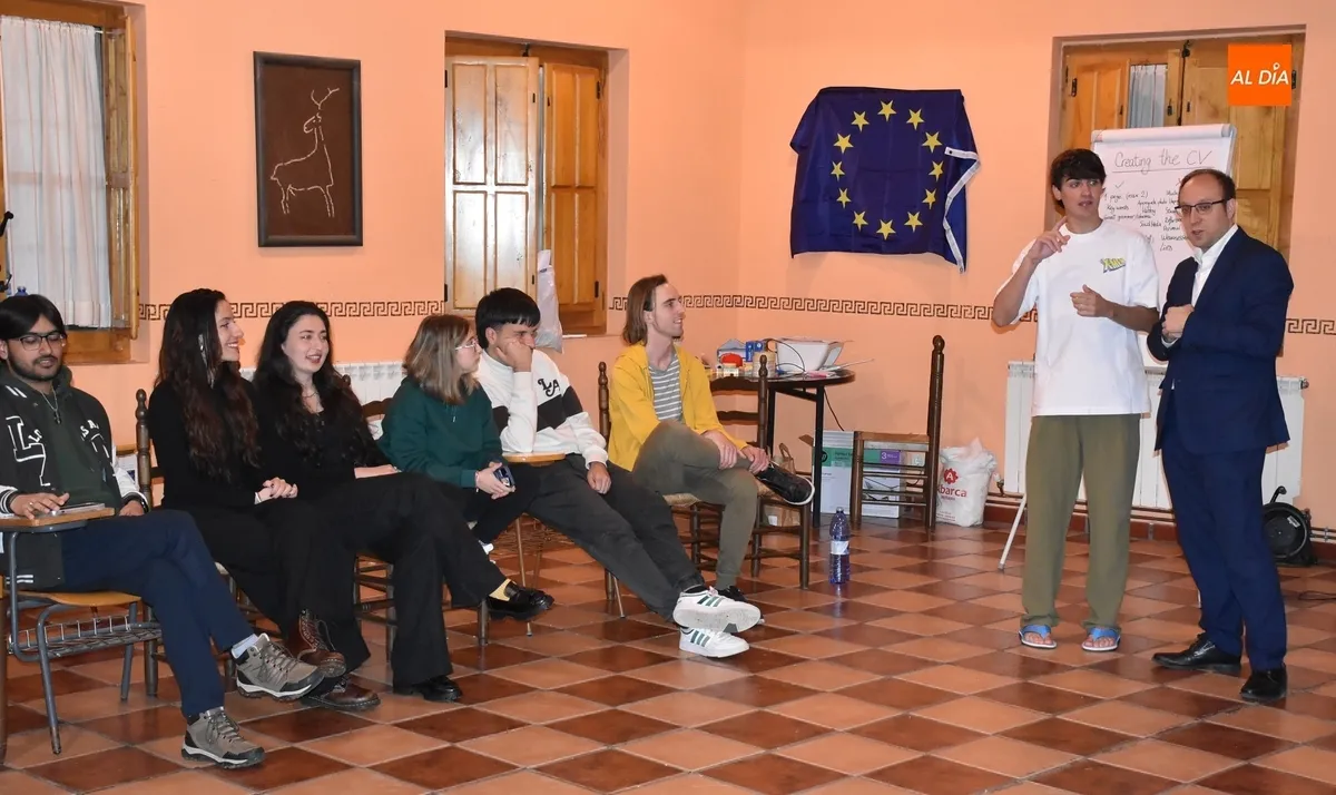 Foto 3 - Los j&oacute;venes participantes en el intercambio europeo reciben la visita del Equipo de Gobierno