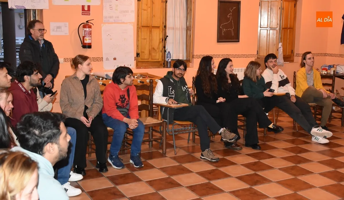 Foto 4 - Los j&oacute;venes participantes en el intercambio europeo reciben la visita del Equipo de Gobierno