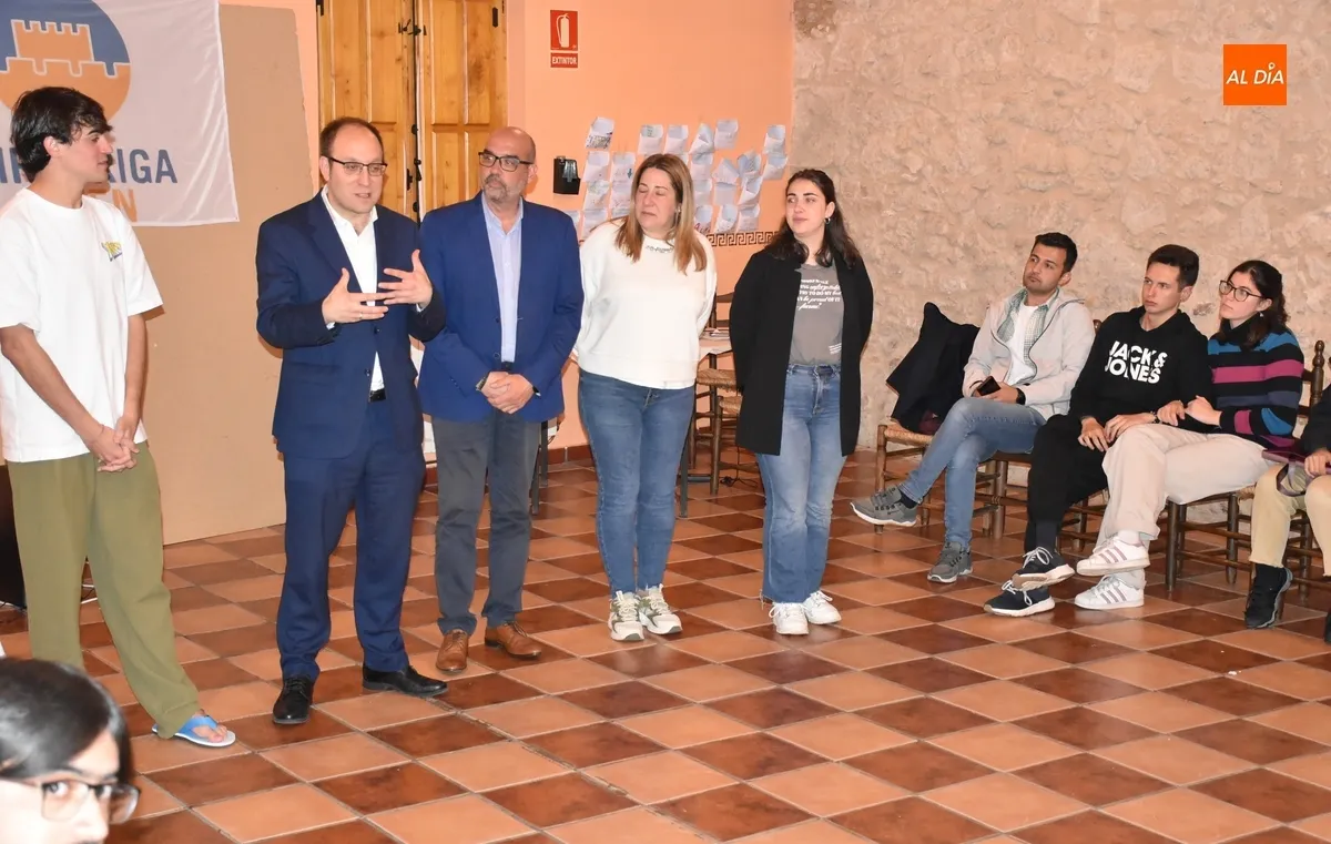 Foto 5 - Los j&oacute;venes participantes en el intercambio europeo reciben la visita del Equipo de Gobierno