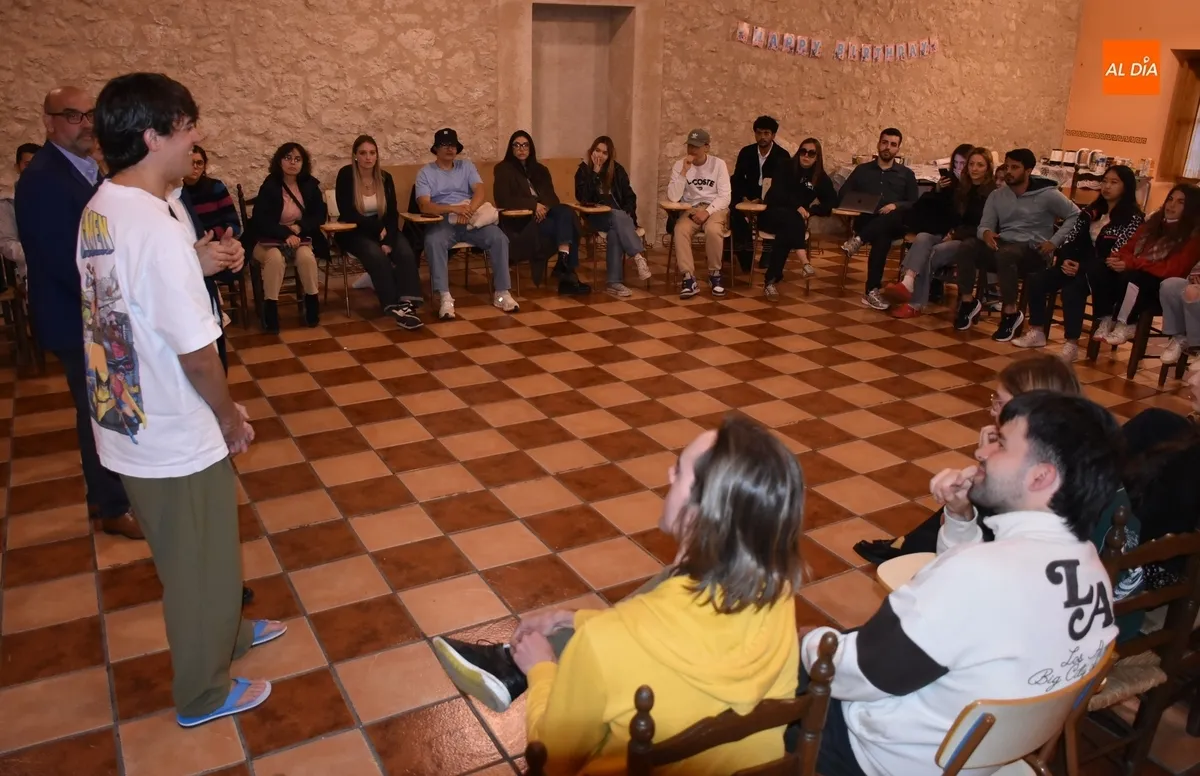 Foto 6 - Los j&oacute;venes participantes en el intercambio europeo reciben la visita del Equipo de Gobierno