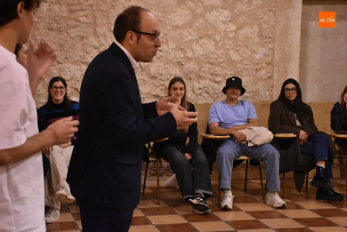 Foto 8 - Los j&oacute;venes participantes en el intercambio europeo reciben la visita del Equipo de Gobierno